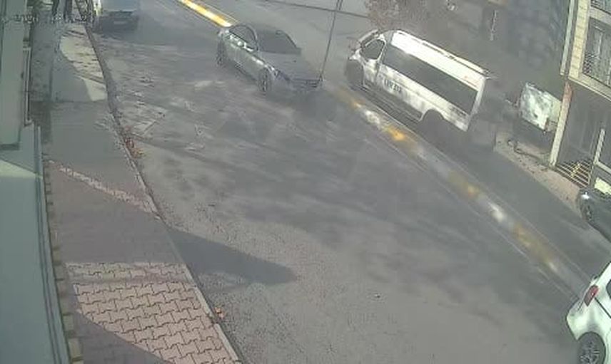 Yokuşta hakimiyet kaybı: Esenyurt'ta araç motosikletliye ve yayaya çarptı