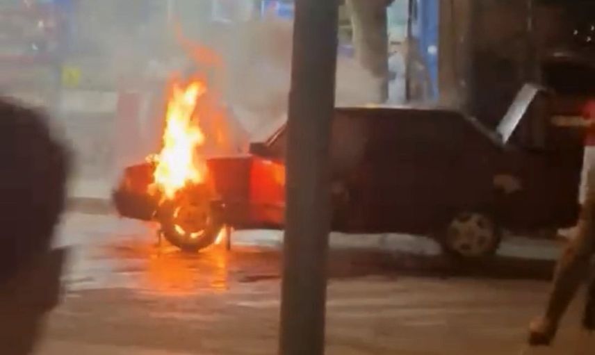 İslahiye'de park halindeki Tofaş yandı, esnaf kovalarla müdahale etti