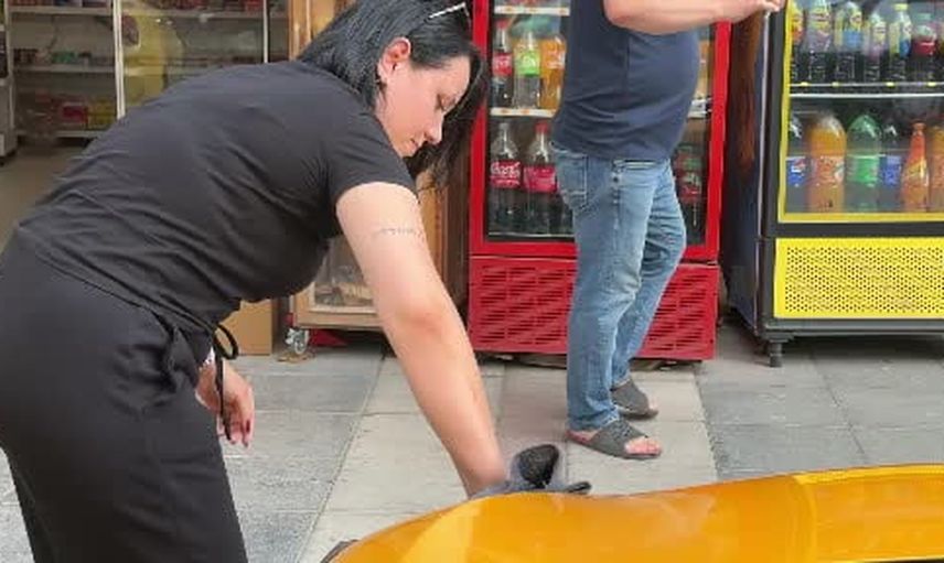 Taksinin direksiyonunda yeni cesaret: Elif taksiciliğe başladı