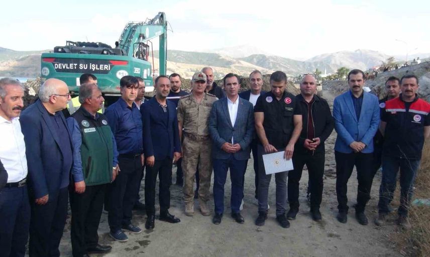 Van Gölü sahillerinde dip çamuru temizliği hız kazandı
