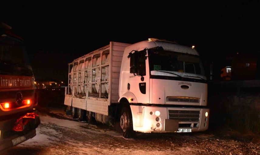 Hendek'te tuz ruhu sızıntısı: şoför aracı boş alana çekti, iki kişi gazdan etkilendi