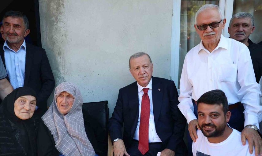Rize'de komşuluk sohbeti: Erdoğan Güneysu'da vakit geçirdi