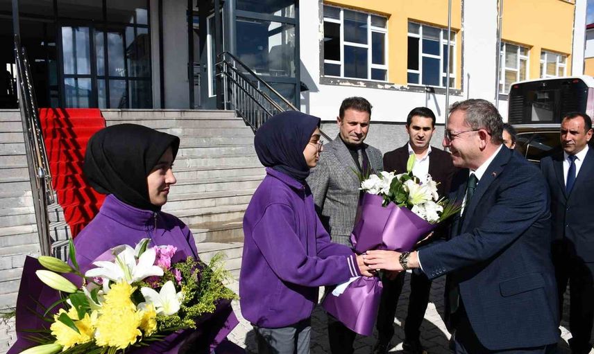 Sarıkamış'ta fen lisesine yaşayan kütüphane ile okuma alanı açıldı