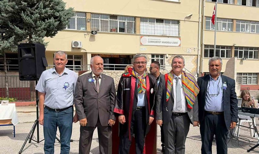 Kırk yıl sonra okul bahçesinde dönem arkadaşlarıyla buluştular