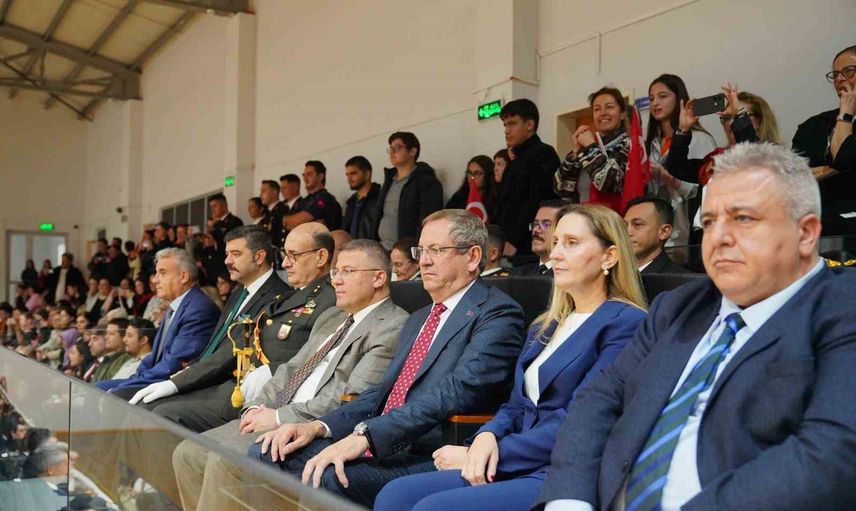 Ayvalık’ta 103’üncü yıl coşkusu yağmura rağmen salonları doldurdu
