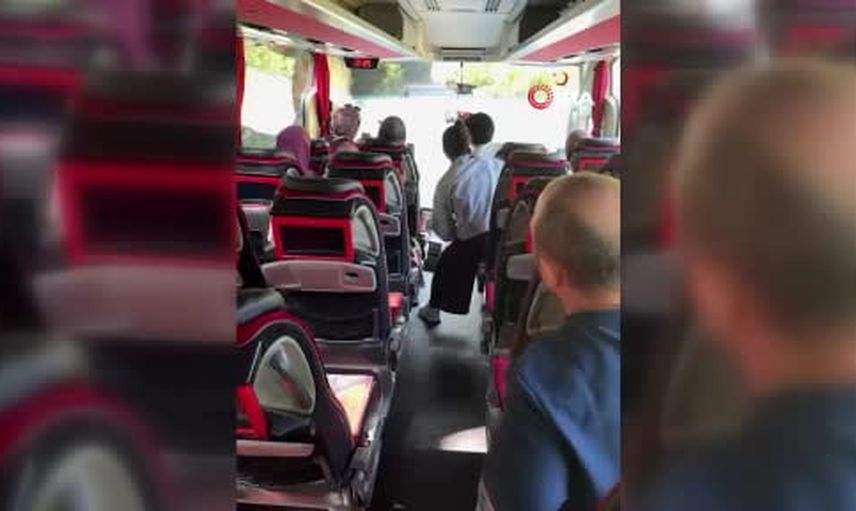 Dereye girerek kamyonunu yangından kurtaran sürücü