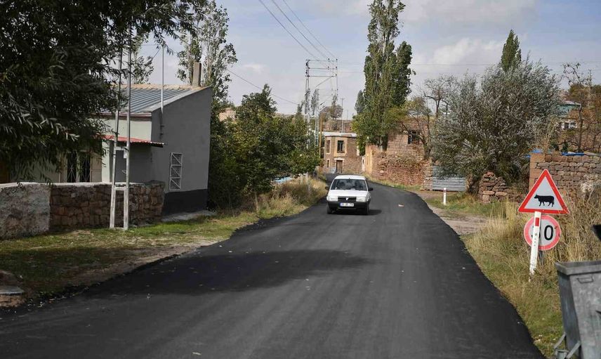 Kırsala yatırım vurgusu: Kömür Mahallesi'ne sıcak asfalt, Tomarza'ya kilit parke adımı