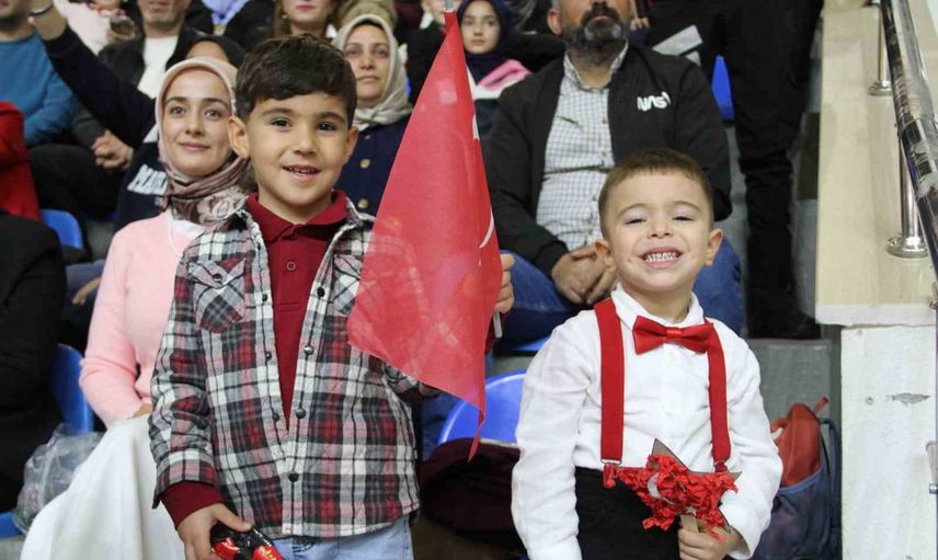 Bingöl'de cumhuriyetin 103'üncü yılı kapalı spor salonunda kutlandı
