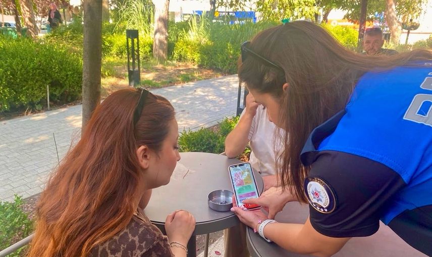 Bilecik'te parklarda uyarı turu: 22 kişiye dolandırıcılık ve güvenlik eğitimi
