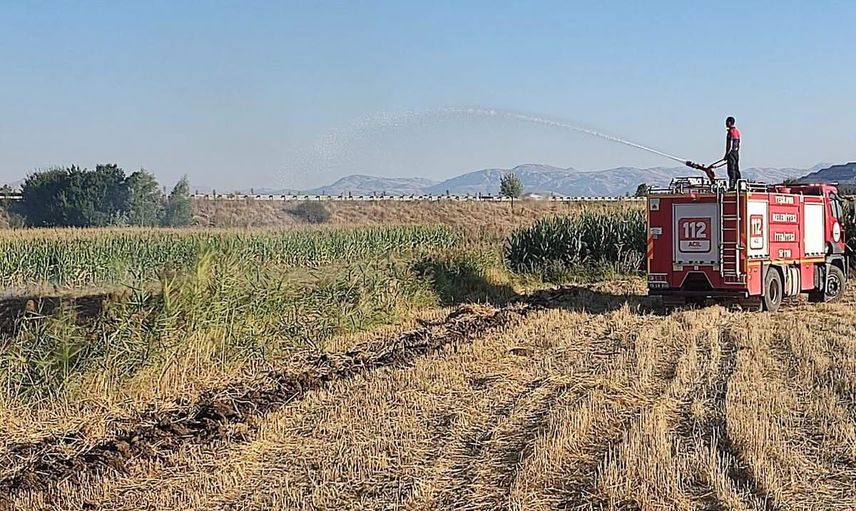 Yol kenarındaki kuru otlar tehlike yarattı; müdahaleyle büyümeden kontrol altına alındı