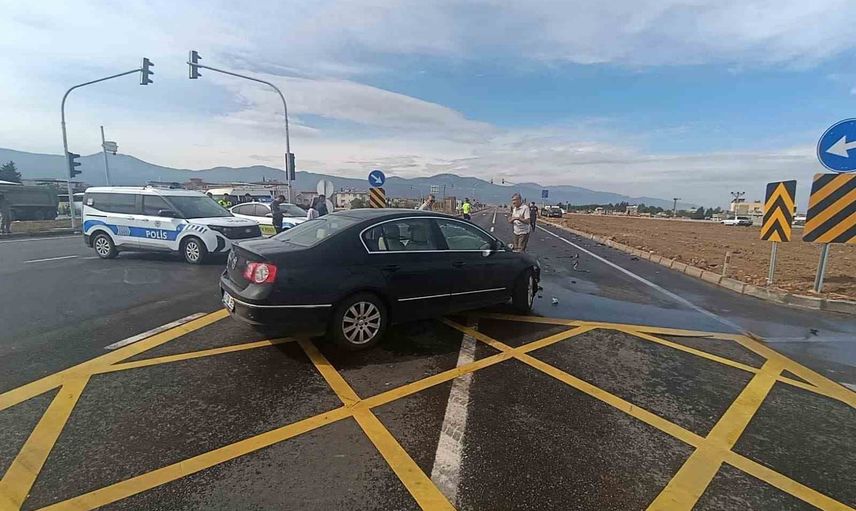 Kavşakta çarpışma: iki otomobilde maddi hasar, altı kişi yara almadan kurtuldu