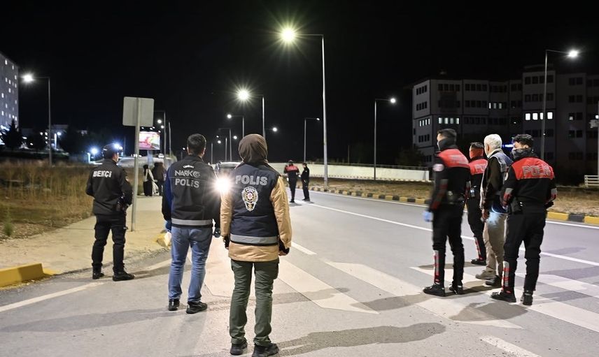 Öğrenci yurtları çevresinde kapsamlı denetim: Çankırı polisinden kimlik ve araç kontrolü