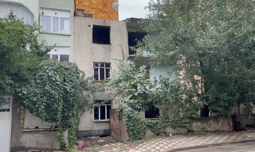 Elazığ Kültür Mahallesi'nde metruk binada alevler itfaiye tarafından kontrol altına alındı