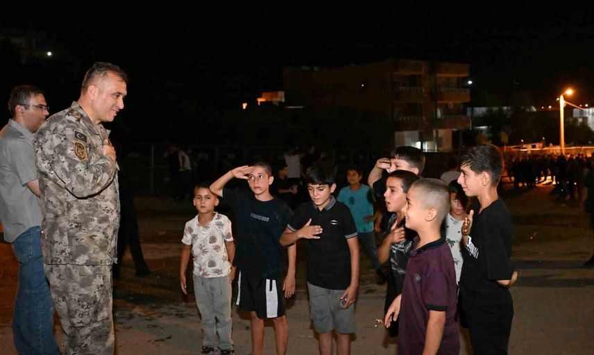 Cizre gecesinde çocuklarla sohbet eden il emniyet müdürü
