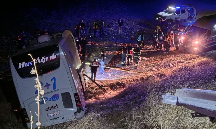 Merzifon'da yolcu otobüsü bariyerlere çarpıp şarampole devrildi