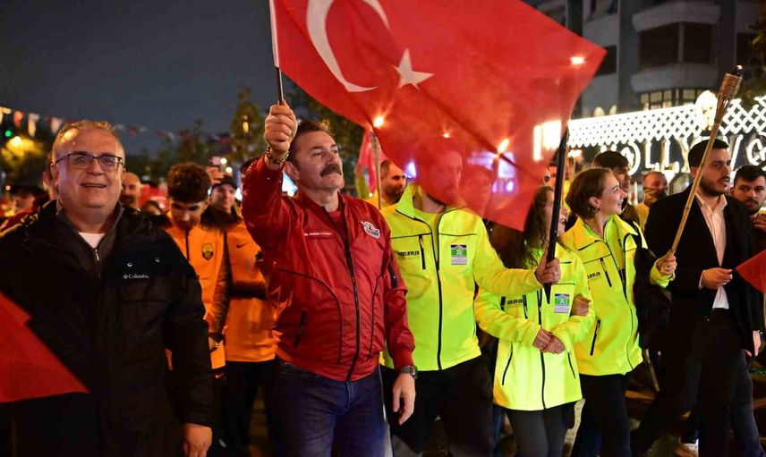 Bahçelievler'de gençlerin coşkusu cumhuriyetin 103'üncü yılı fener alayı ve konserle kutlandı