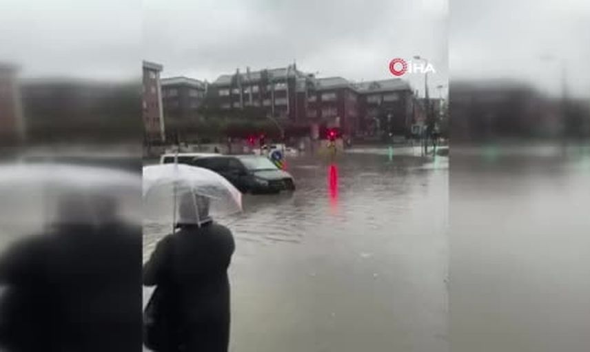 Başakşehir'de Süleyman Demirel Bulvarı suyla doldu, araçlar mahsur kaldı