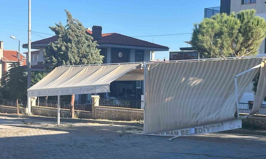 Buldan’da kırık gölgelik velileri tedirgin etti