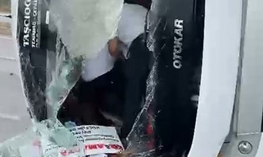 Antalya-Isparta karayolunda midibüs bariyere çarparak devrildi