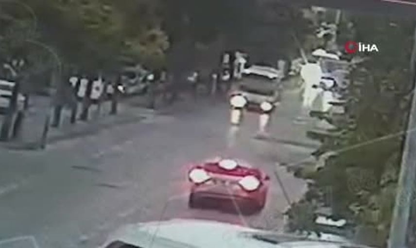 Simit almak için içeri giren kişinin çalışır bıraktığı 2 milyon TL'lik araç çalındı