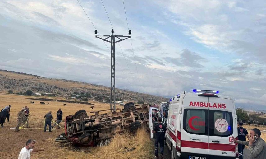 Ergani'de kamyonet elektrik direğine çarpıp devrildi: 5 yaralı