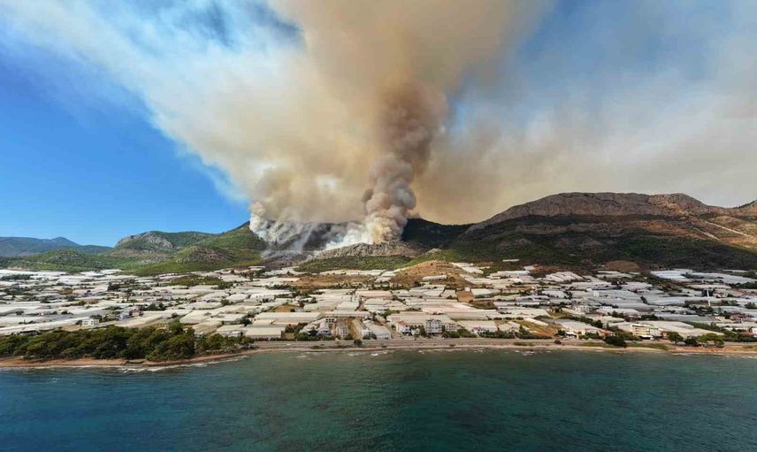 Mersin'de Aksaz'taki yangına karadan ve havadan müdahale sürüyor