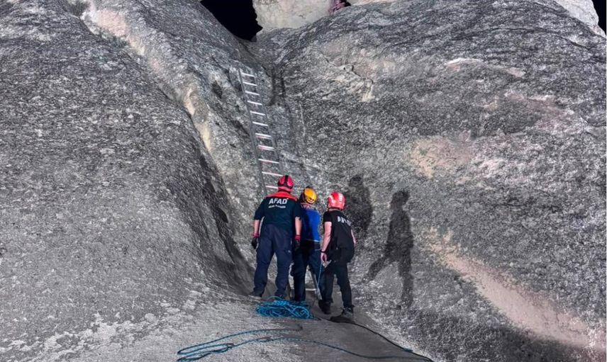 Paşabağları'nda kayalıkta mahsur kalan turist AFAD ekipleri tarafından güvenle kurtarıldı