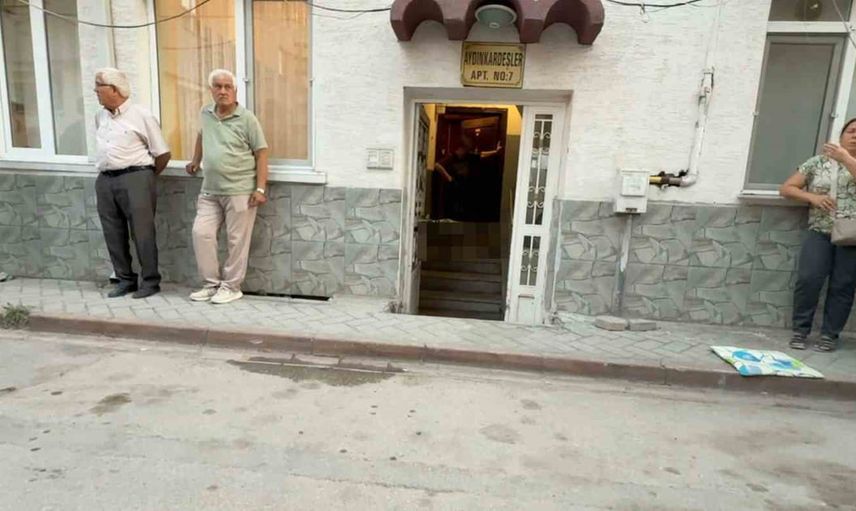 Eskişehir'de komşuların yardımıyla eve getirilen 72 yaşındaki adam kapı önünde hayatını kaybetti