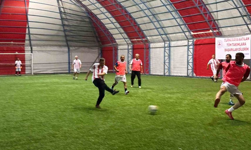 Tatvan'da kurumlar arası sahada kardeşlik: şehitler anısına futbol turnuvası