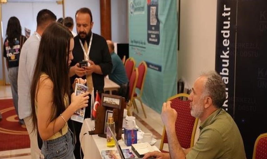 Karabük Üniversitesi İzmir'de adaylara eğitim ve kariyer fırsatlarını anlattı