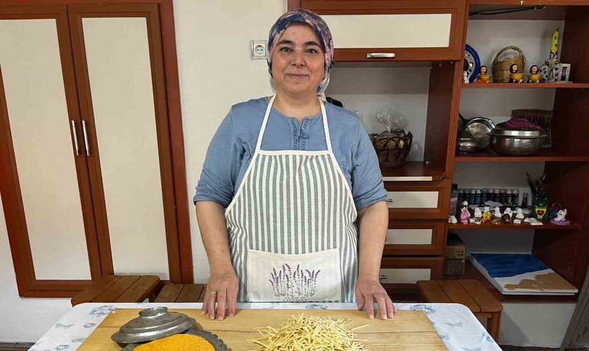 Buldan'da kadınlardan nesilden nesile geçen tarhana ve erişte hazırlığı