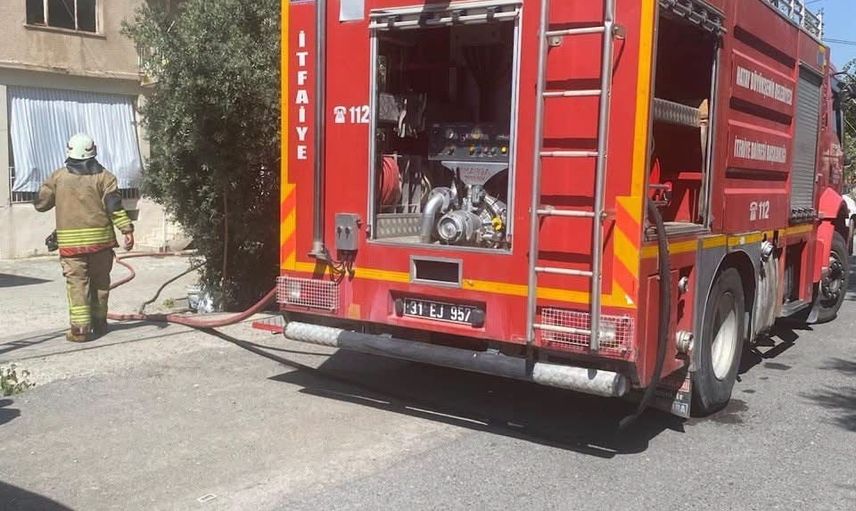 Erzin'de hızlı müdahale yangının yayılmasını engelledi, ev üst katta hasar gördü