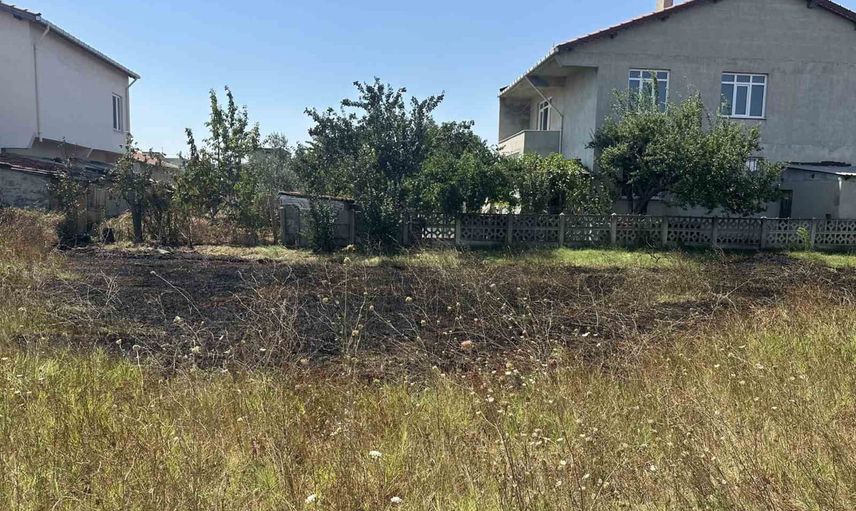 Muratlı'da boş arazide büyüyen yangın itfaiyenin hızlı müdahalesiyle durduruldu
