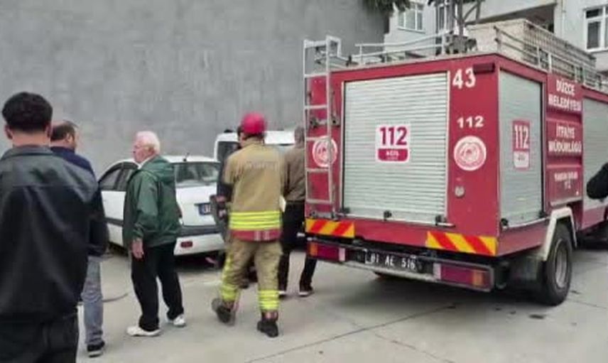 Düzce'de yavru kedi itfaiye ekiplerini iki aracın motoruna yönlendirdi