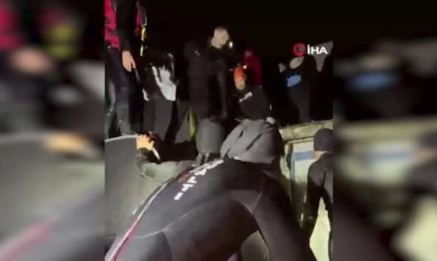 Kemerburgaz'da çatıda mahsur kalan vatandaşı Jandarma sualtı ekibi botla kurtardı