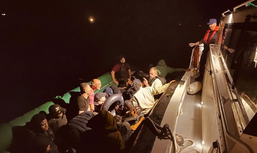 Seferihisar'da sahil güvenlik gece devriyesinde 31 düzensiz göçmeni durdurdu