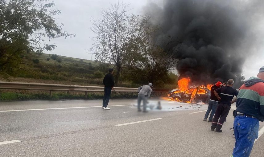 Bandırma-Çanakkale yolunda orta refüje çarpıp alev alan araçta iki kişi yaralandı