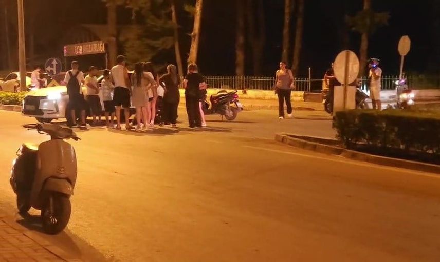 Manevra yapan otomobile çarpan motosiklet sürücüsü yaralandı