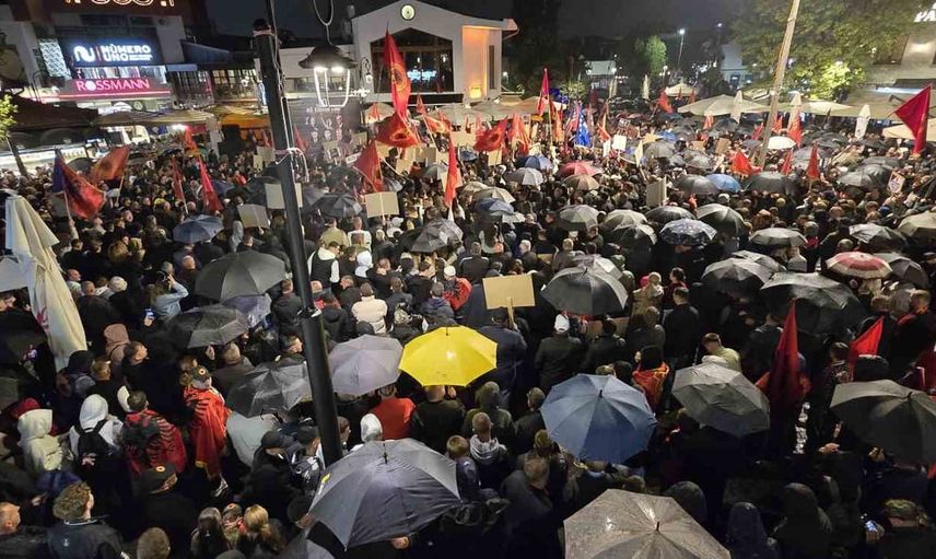 Kosova'da sokaklar taştı: Lahey kararına büyük tepki