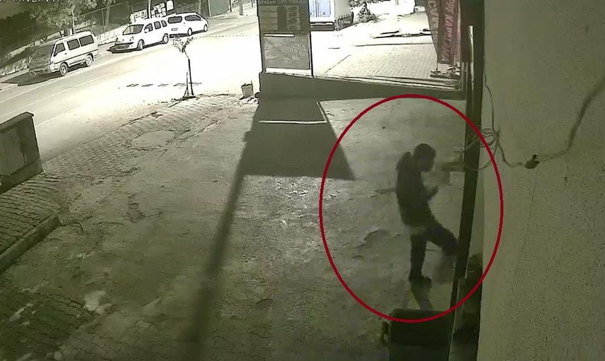 Siirt'te ayakta duramayınca iş yeri camını tekmeledi