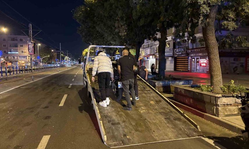 Sahabiye Mahallesi'nde bariyeri aşan motosiklet çocuğa çarptı: üç yaralı, ikisinin durumu ağır