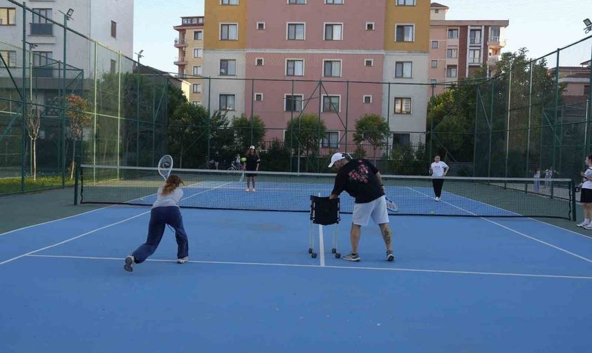Kartallılar kortlarda buluşuyor: ücretsiz tenis dersleri talep görüyor