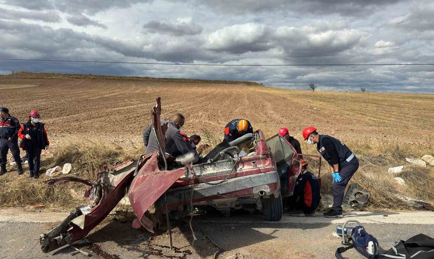 Ulubey yolunda çarpışma: aynı aileden üç kişi yaşamını yitirdi