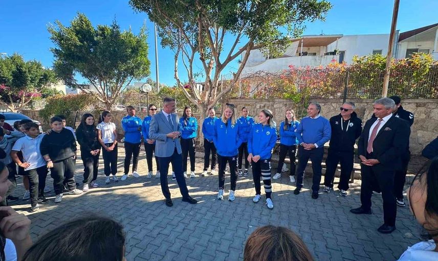 Yalıkavakspor'dan öğrencilere ziyaret: denizin kızları okula konuk oldu