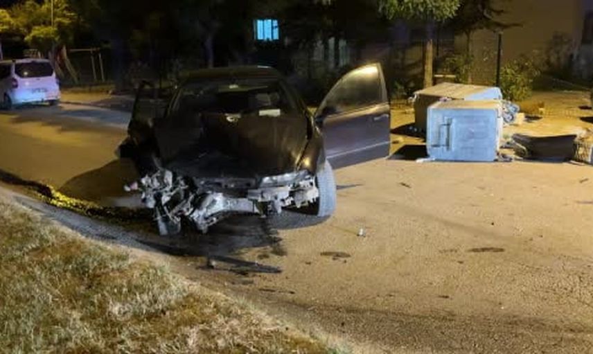Edirne'de sürücünün kontrolünü kaybettiği otomobil park halindekileri ve konteynerleri sürükledi