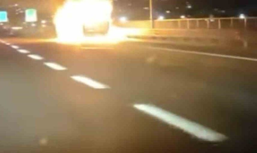 Minibüs TEM otoyolu'nda alev alarak emniyete çekildi