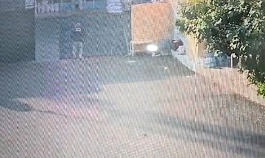 Fıstık halinde devrilen kapı, bekçide kırıklara yol açtı
