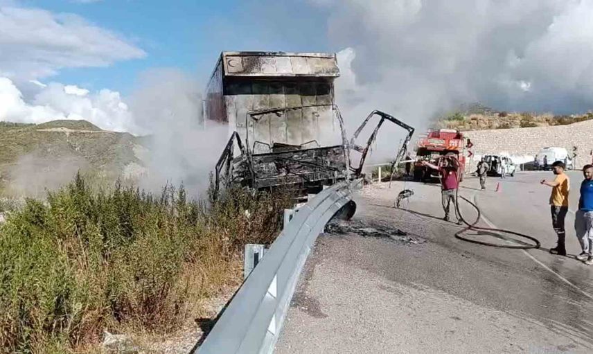 Manavgat'ta bariyerlere çarpan kamyon yanarak durdu, sürücü yaralı kurtarıldı