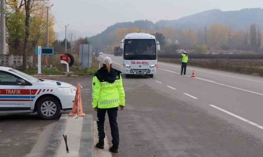 Bolu’da jandarma denetimlerinde üç milyon lirayı aşan trafik cezaları