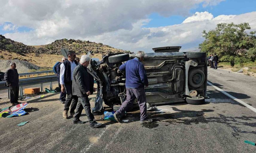 Adilcevaz-Patnos kara yolunda tek aracın takla atması: iki yaralı